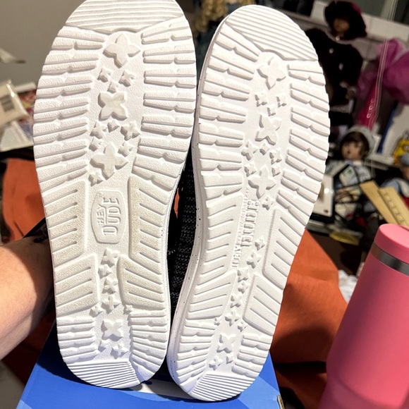 Hey Dude Black and White Men's slipper New inbox. Left foot 10 M right foot 9M - Picture 5 of 5